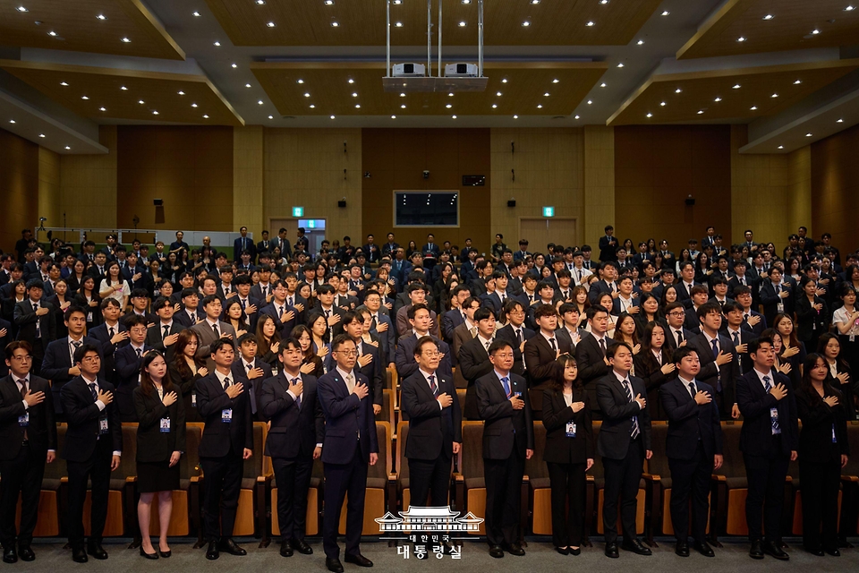 이재명 대통령이 14일 충북 진천 국가공무원인재개발원에서 70기 5급 신임관리자과정 교육생들에게 특강을 하기 앞서 국기에 경례하고 있다. 