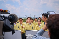 이재명 대통령이 오송 참사 2주기를 앞두고 14일 충북 청주시 오송읍 궁평2지하차도를 방문해 미호강 신규 제방 현황을 점검하고 있다.
