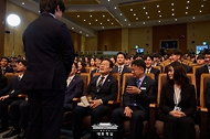 이재명 대통령이 14일 충북 진천군 국가공무원인재개발원 진천캠퍼스에서 열린 5급 공채 합격자 대상 신임관리자특강에서 참석하고 있다. 