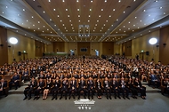 이재명 대통령이 14일 충북 진천 국가공무원인재개발원에서 70기 5급 신임관리자과정 교육생들을 대상으로 '국민주권시대, 공직자의 길'을 주제로 특강을 마친 뒤 기념촬영을 하고 있다.
