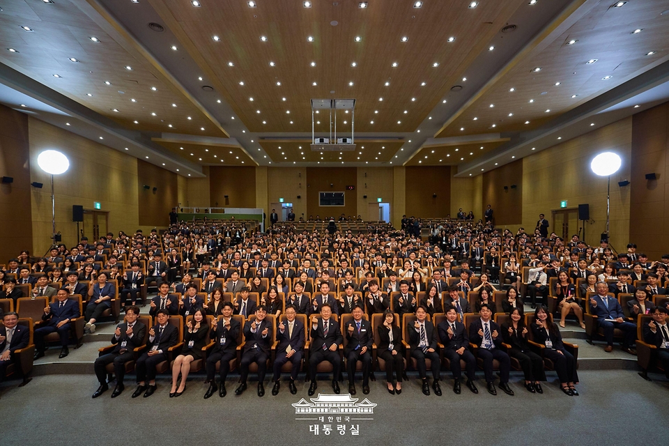 이재명 대통령이 14일 충북 진천 국가공무원인재개발원에서 70기 5급 신임관리자과정 교육생들을 대상으로 '국민주권시대, 공직자의 길'을 주제로 특강을 마친 뒤 기념촬영을 하고 있다.