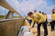  이재명 대통령이 오송 참사 2주기를 앞두고 14일 충북 청주시 오송읍 궁평2지하차도를 방문해 헌화하고 있다. 