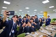이재명 대통령이 14일 충북 진천 국가공무원인재개발원에서 70기 5급 신임관리자과정 교육생들을 대상으로 '국민주권시대, 공직자의 길'을 주제로 특강을 마친 뒤 오찬 자리에서 참석자들과 기념촬영을 하고 있다. 