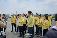 이재명 대통령이 오송 참사 2주기를 앞두고 14일 충북 청주시 오송읍 궁평2지하차도를 방문해 미호강 신규 제방 현황을 점검하고 있다.