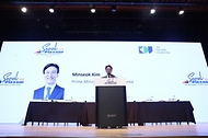 김민석 국무총리가 14일 강남 삼성동 코엑스에서 세계정치학회와 김대중재단 공동 주최로 열린 제1회 김대중상 시상식에 참석, 축사 및 기념촬영을 하고 있다.