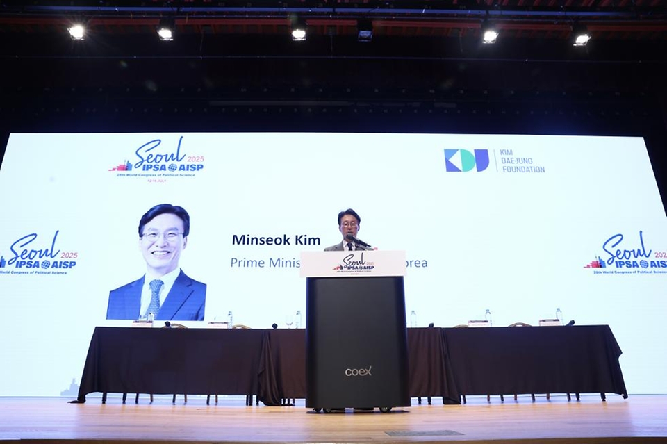 김민석 국무총리가 14일 강남 삼성동 코엑스에서 세계정치학회와 김대중재단 공동 주최로 열린 제1회 김대중상 시상식에 참석, 축사 및 기념촬영을 하고 있다.