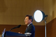 이재명 대통령이 14일 충북 진천군 국가공무원인재개발원 진천캠퍼스에서 열린 5급 공채 합격자 대상 신임관리자특강에서 강연하고 있다.