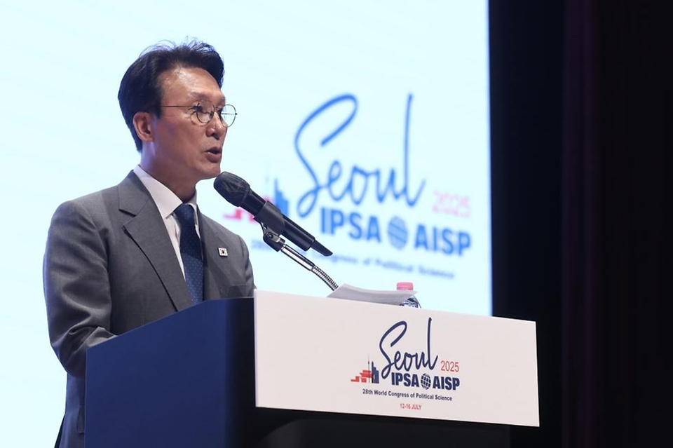 김민석 국무총리가 14일 강남 삼성동 코엑스에서 세계정치학회와 김대중재단 공동 주최로 열린 제1회 김대중상 시상식에 참석, 축사 및 기념촬영을 하고 있다.