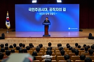이재명 대통령이 14일 충북 진천 국가공무원인재개발원에서 70기 5급 신임관리자과정 교육생들에게 '국민주권시대, 공직자의 길'을 주제로 특강을 하며 질문을 받고 있다.