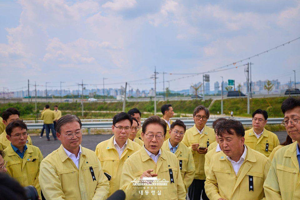 이재명 대통령이 오송 참사 2주기를 앞두고 14일 충북 청주시 오송읍 궁평2지하차도를 방문해 미호강 신규 제방 현황을 점검하고 있다.