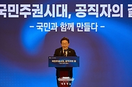 이재명 대통령이 14일 충북 진천 국가공무원인재개발원에서 70기 5급 신임관리자과정 교육생들에게 '국민주권시대, 공직자의 길'을 주제로 특강을 하고 있다.
