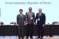 김민석 국무총리가 14일 강남 삼성동 코엑스에서 세계정치학회와 김대중재단 공동 주최로 열린 제1회 김대중상 시상식에 참석, 축사 및 기념촬영을 하고 있다.