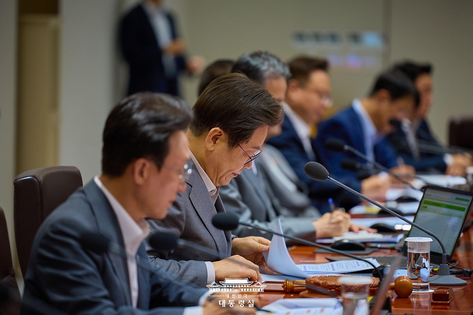 이재명 대통령이 15일 서울 용산 대통령실 청사에서 열린 국무회의를 주재하고 있다.