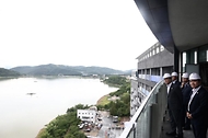 김민석 국무총리가 15일 경주 APEC 정상회의 현장을 방문, 숙박시설 및 서비스 준비 현황을 점검하고 있다.