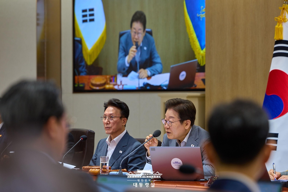 이재명 대통령이 15일 서울 용산 대통령실 청사에서 열린 국무회의를 주재하고 있다.