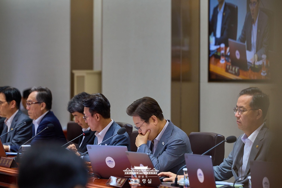 이재명 대통령이 15일 서울 용산 대통령실 청사에서 열린 국무회의를 주재하고 있다.