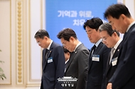 이재명 대통령이 16일 청와대 영빈관에서 열린 '기억과 위로, 치유의 대화' 사회적 참사 유가족 간담회에서 참사 희생자에 대한 묵념을 하고 있다.