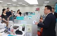 한순기 행정안전부 지방재정경제실장이 16일 오전 민생회복 소비쿠폰 1차 지급을 앞두고 대구광역시 iM뱅크 산격청사점을 방문해 소비쿠폰 지급 준비상황 점검하고 있다.