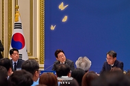 이재명 대통령이 16일 청와대 영빈관에서 열린 '기억과 위로, 치유의 대화' 사회적 참사 유가족 간담회에서 발언하고 있다.