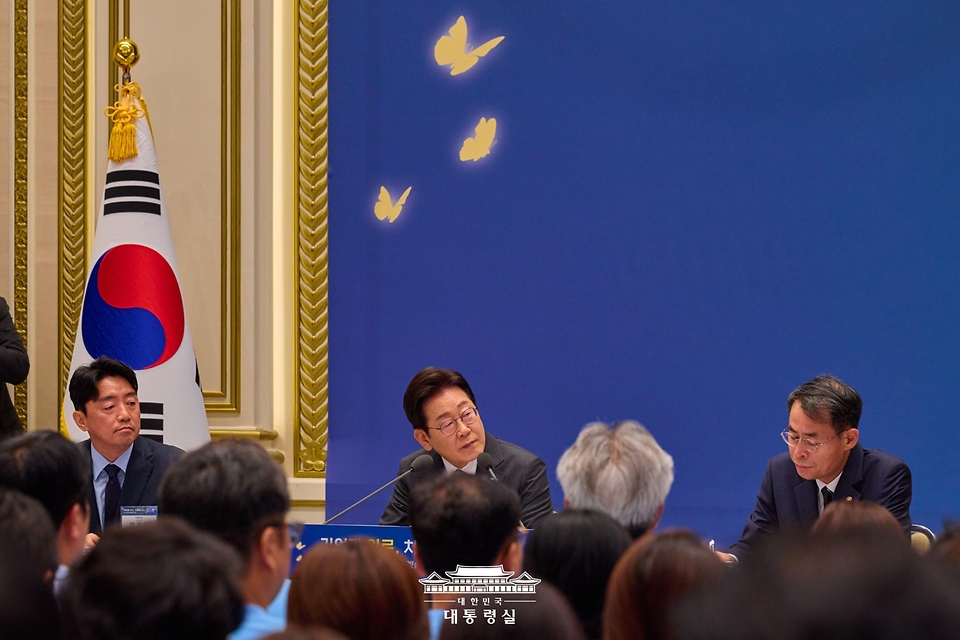이재명 대통령이 16일 청와대 영빈관에서 열린 '기억과 위로, 치유의 대화' 사회적 참사 유가족 간담회에서 발언하고 있다.