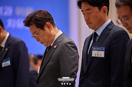 이재명 대통령이 16일 청와대 영빈관에서 열린 '기억과 위로, 치유의 대화' 사회적 참사 유가족 간담회에서 참사 희생자에 대한 묵념을 하고 있다.