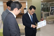 한순기 행정안전부 지방재정경제실장이 16일 오전 민생회복 소비쿠폰 1차 지급을 앞두고 대구광역시 iM뱅크 산격청사점을 방문해 소비쿠폰 지급 준비상황 점검하고 있다.