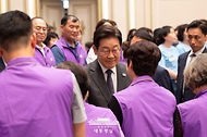 이재명 대통령이 16일 청와대 영빈관에서 열린 '기억과 위로, 치유의 대화' 사회적 참사 유가족 간담회에서 10·29 이태원 참사 유가족과 인사하고 있다.