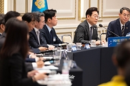 이재명 대통령이 16일 청와대 영빈관에서 열린 '기억과 위로, 치유의 대화' 사회적 참사 유가족 간담회에서 발언하고 있다.