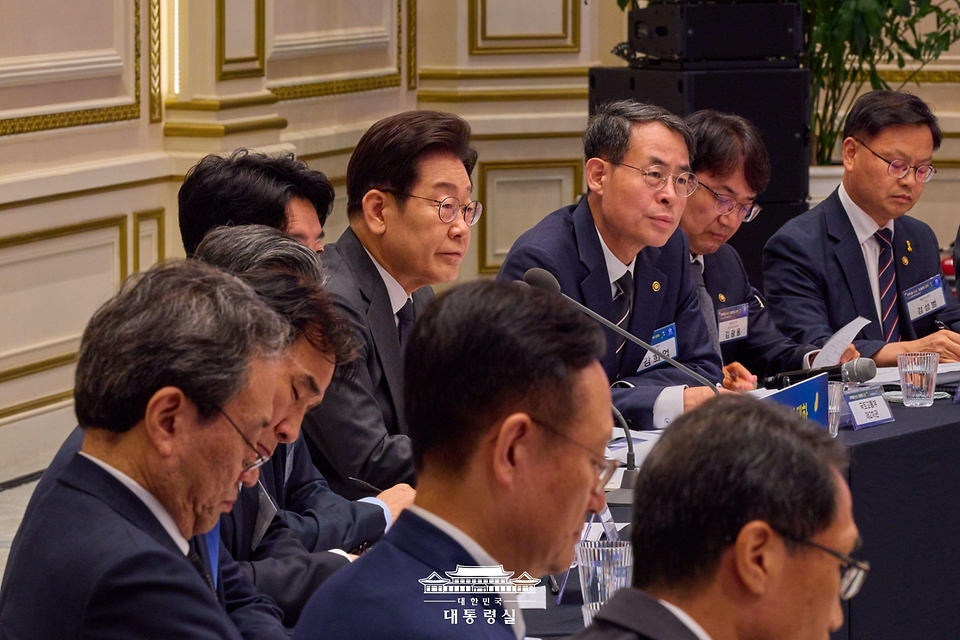 이재명 대통령이 16일 청와대 영빈관에서 열린 '기억과 위로, 치유의 대화' 사회적 참사 유가족 간담회에서 발언하고 있다.