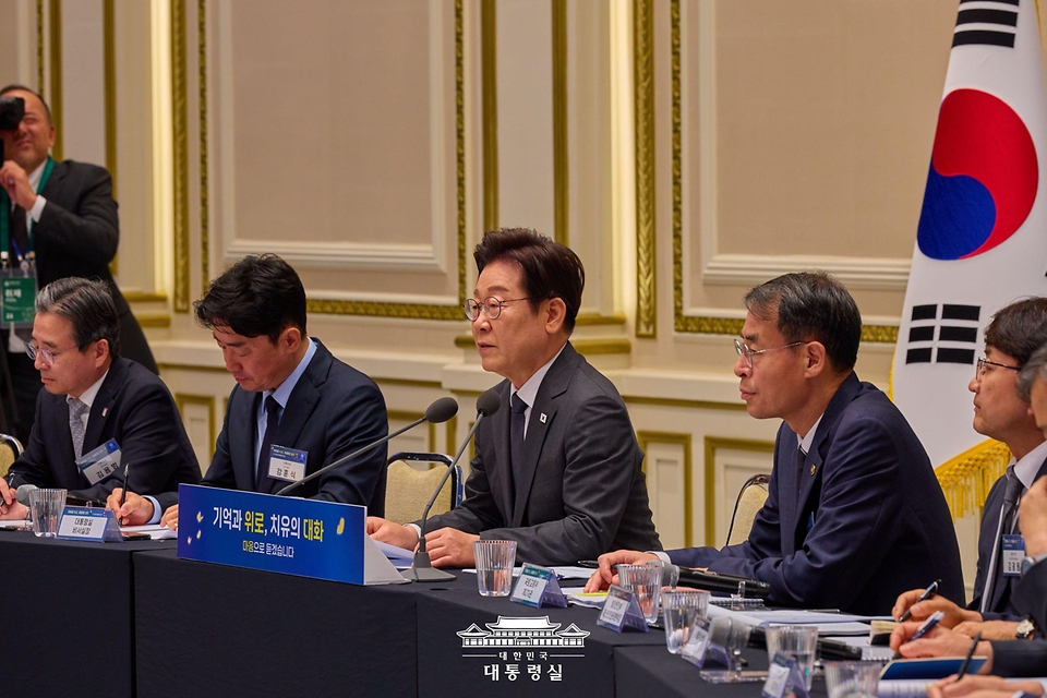 이재명 대통령이 16일 청와대 영빈관에서 열린 '기억과 위로, 치유의 대화' 사회적 참사 유가족 간담회에서 발언하고 있다.
