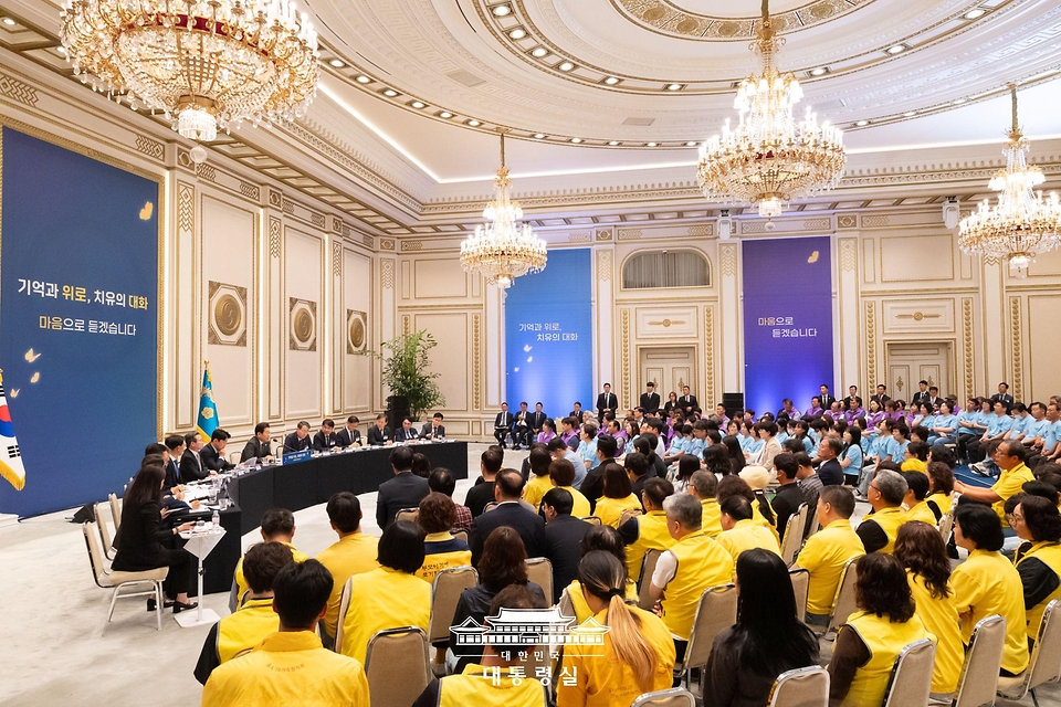 이재명 대통령이 16일 청와대 영빈관에서 열린 '기억과 위로, 치유의 대화' 사회적 참사 유가족 간담회를 하고 있다.