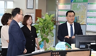 한순기 행정안전부 지방재정경제실장이 16일 오전 민생회복 소비쿠폰 1차 지급을 앞두고 대구광역시 산격4동 행정복지센터을 방문해 소비쿠폰 관련 행정복지센터 준비상황을 점검하고 있다.