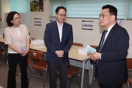 한순기 행정안전부 지방재정경제실장이 16일 오전 민생회복 소비쿠폰 1차 지급을 앞두고 대구광역시 산격4동 행정복지센터을 방문해 소비쿠폰 관련 행정복지센터 준비상황을 점검하고 있다.