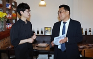 한순기 행정안전부 지방재정경제실장이 16일 오전 민생회복 소비쿠폰 1차 지급을 앞두고 대구광역시 북구에 위치한 지역사랑상품권 가맹점을 방문해 민생회복 소비쿠폰 가맹점 스티커 부착 및 홍보물 배부를 하고 있다.