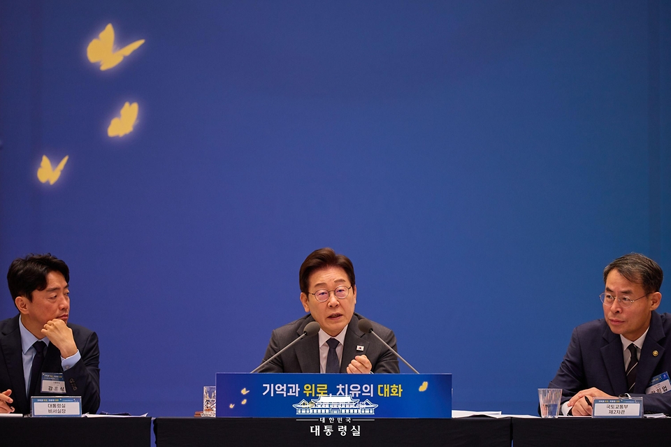 이재명 대통령이 16일 청와대 영빈관에서 열린 '기억과 위로, 치유의 대화' 사회적 참사 유가족 간담회에서 발언하고 있다.