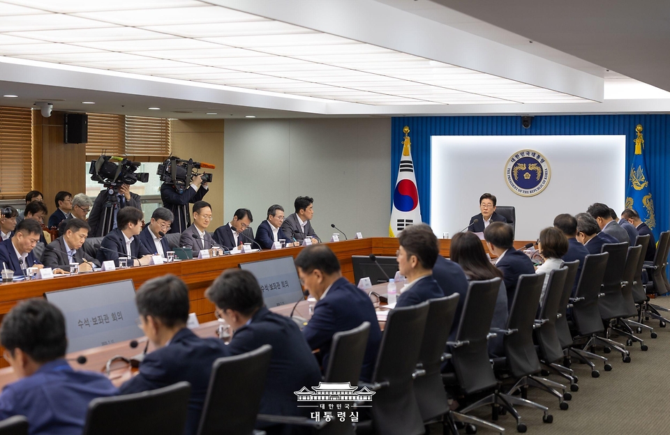 이재명 대통령이 17일 서울 용산 대통령실 청사에서 열린 4차 수석·보좌관 회의를 주재하고 있다.
