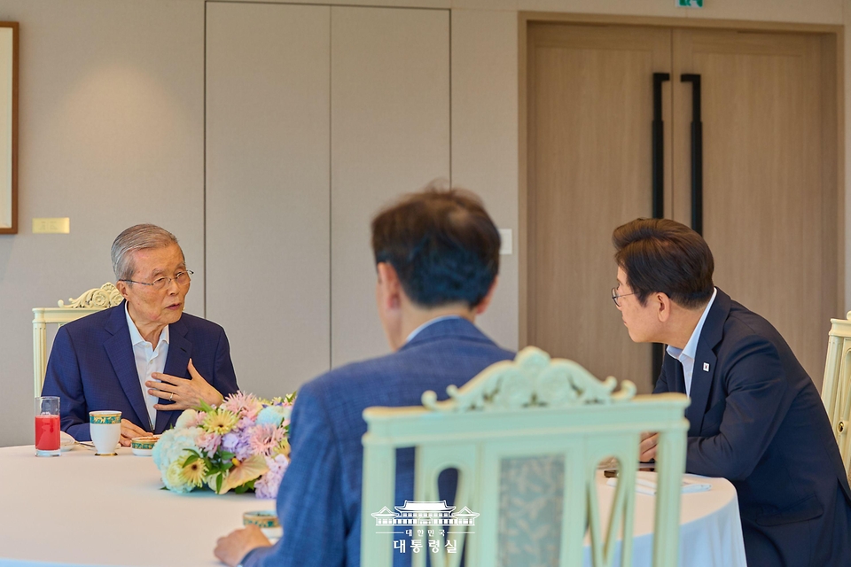 이재명 대통령이 17일 서울 용산 대통령실 청사에서 김종인 전 국민의힘 비상대책위원장과 오찬 회동을 하고 있다.