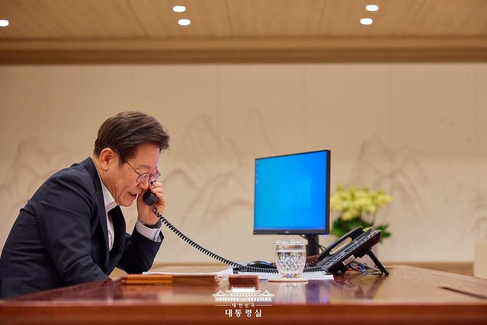 이재명 대통령이 17일 서울 용산 대통령실 청사 집무실에서 레제프 타이이프 에르도안 튀르키예 대통령과 전화 통화를 하고 있다.
