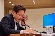 이재명 대통령이 17일 서울 용산 대통령실 청사 집무실에서 레제프 타이이프 에르도안 튀르키예 대통령과 전화 통화를 하고 있다.