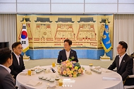 이재명 대통령이 17일 서울 한남동 관저에서 우원식 국회의장, 김민석 국무총리와 만찬 자리를 갖고 있다.