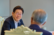 이재명 대통령이 17일 서울 용산 대통령실 청사에서 김종인 전 국민의힘 비상대책위원장과 오찬 회동을 하고 있다.