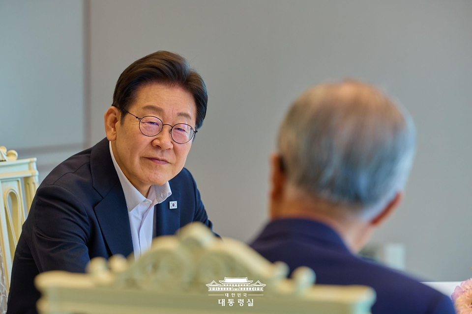 이재명 대통령이 17일 서울 용산 대통령실 청사에서 김종인 전 국민의힘 비상대책위원장과 오찬 회동을 하고 있다.