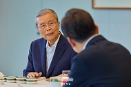 이재명 대통령이 17일 서울 용산 대통령실 청사에서 김종인 전 국민의힘 비상대책위원장과 오찬 회동을 하고 있다.