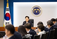 이재명 대통령이 17일 서울 용산 대통령실 청사에서 열린 4차 수석·보좌관 회의를 주재하고 있다.