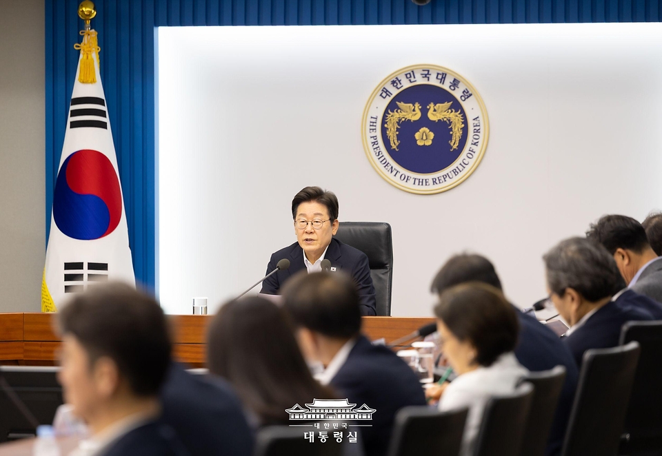 이재명 대통령이 17일 서울 용산 대통령실 청사에서 열린 4차 수석·보좌관 회의를 주재하고 있다.