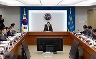 이재명 대통령이 17일 서울 용산 대통령실 청사에서 열린 4차 수석·보좌관 회의를 주재하고 있다.