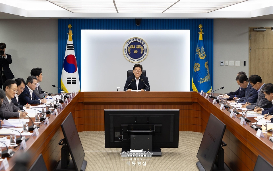이재명 대통령이 17일 서울 용산 대통령실 청사에서 열린 4차 수석·보좌관 회의를 주재하고 있다.