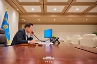 이재명 대통령이 17일 서울 용산 대통령실 청사 집무실에서 레제프 타이이프 에르도안 튀르키예 대통령과 전화 통화를 하고 있다.