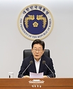 이재명 대통령이 17일 서울 용산 대통령실 청사에서 열린 4차 수석·보좌관 회의를 주재하고 있다.