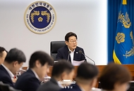 이재명 대통령이 17일 서울 용산 대통령실 청사에서 열린 4차 수석·보좌관 회의를 주재하고 있다.